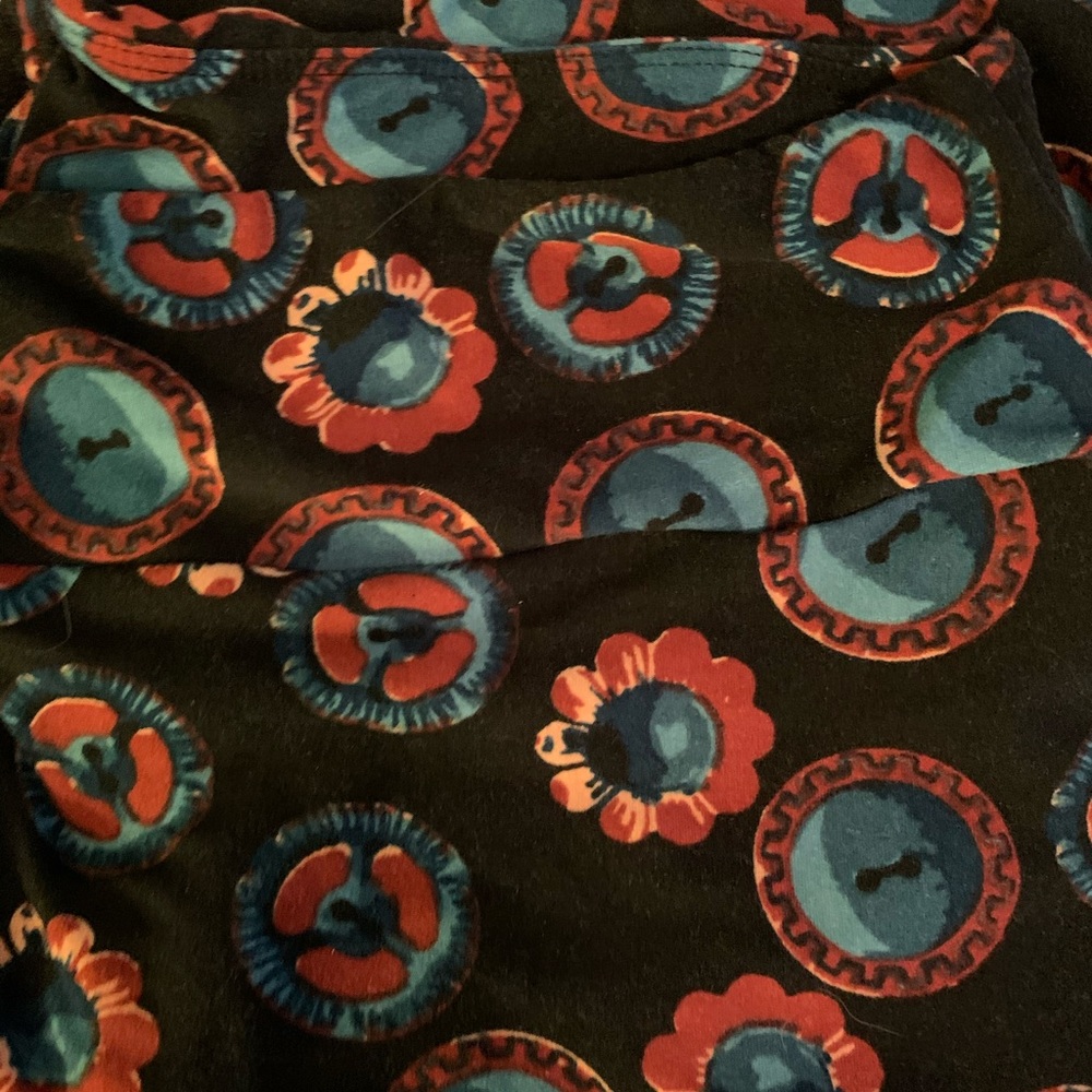 LulaRoe Button pattern Leggings Tall & Curvy
